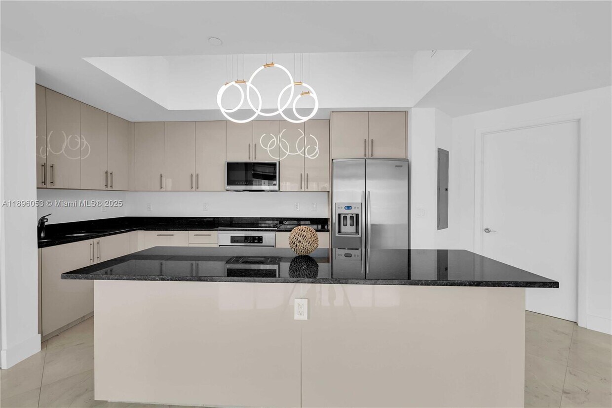 Foto principal - 3131 NE 188th St