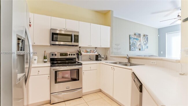 Foto del edificio - Southwest 9th Lane, Miami, FL 33194 - 3 BR 3 BA townhouse
