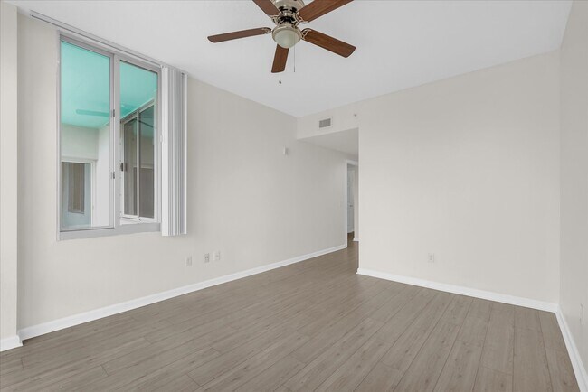 Foto del edificio - 322 E Central Blvd