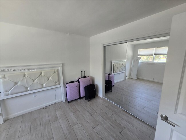 Foto del edificio - 465 S Royal Poinciana Blvd