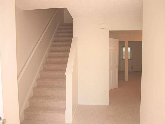 Foto del edificio - Three Bedroom Town Home, Total Electric