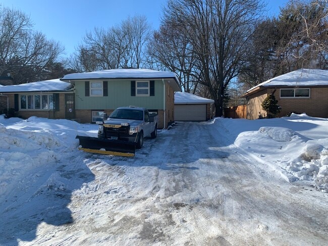 Off street parking - 2541 Bittersweet Ln