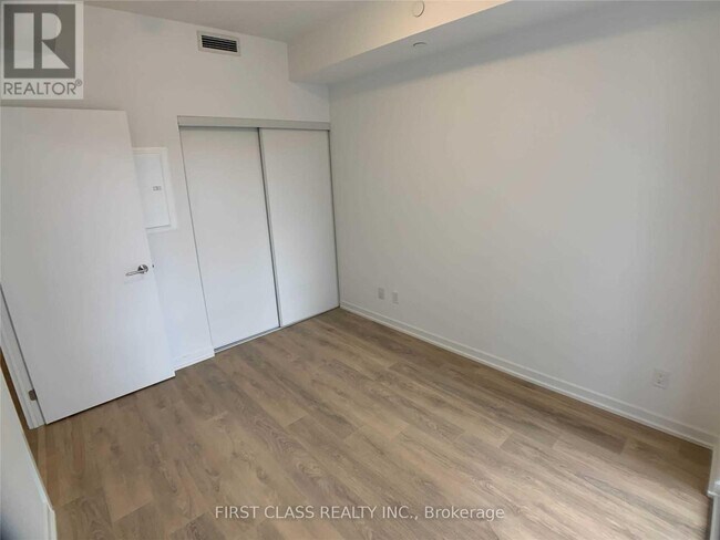 Photo du bâtiment - 32 Forest Manor Rd