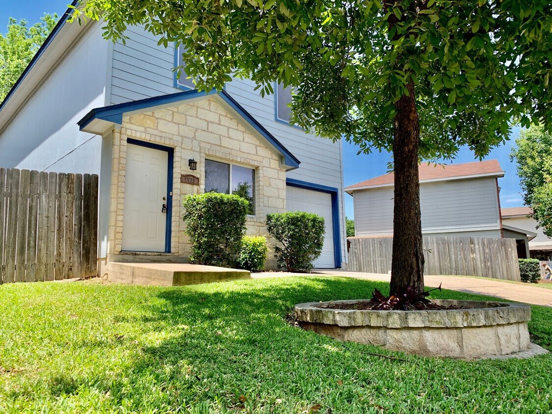 Foto principal - Beautiful 2 Bed/2.5 Bath Home in Round Roc...