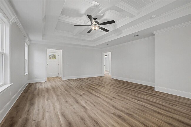 Foto del edificio - 4 Bedroom Home Available Now!