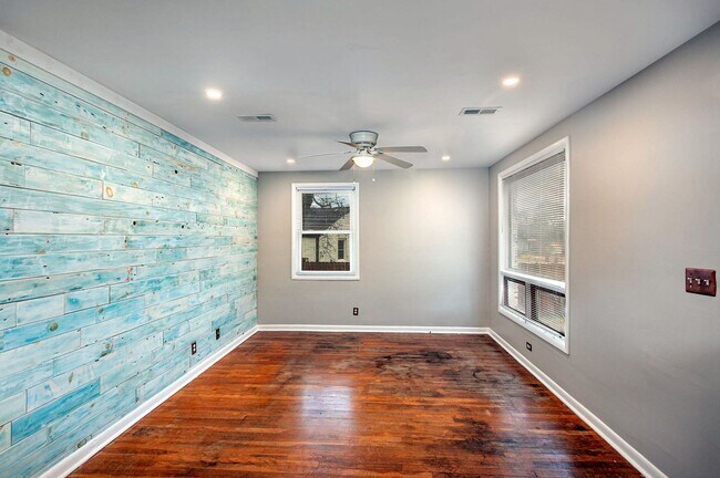 Building Photo - Smart & Charming 3 bedroom/2 bath Bordeaux...