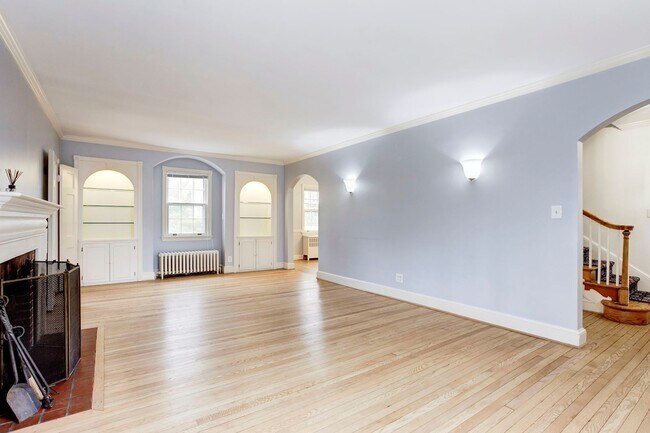 Building Photo - 4 bed 2.5 bath - Silver Spring Colonial - ...