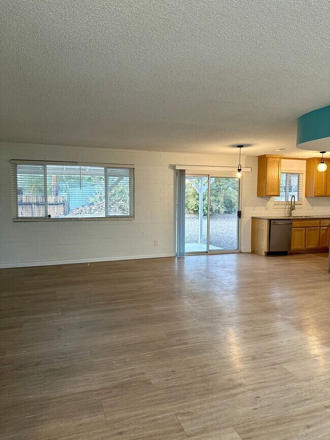 Foto del edificio - Long Term - Unfurnished - Available now