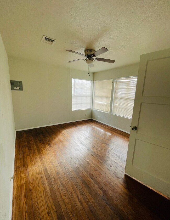 Building Photo - Cincinnati Ave