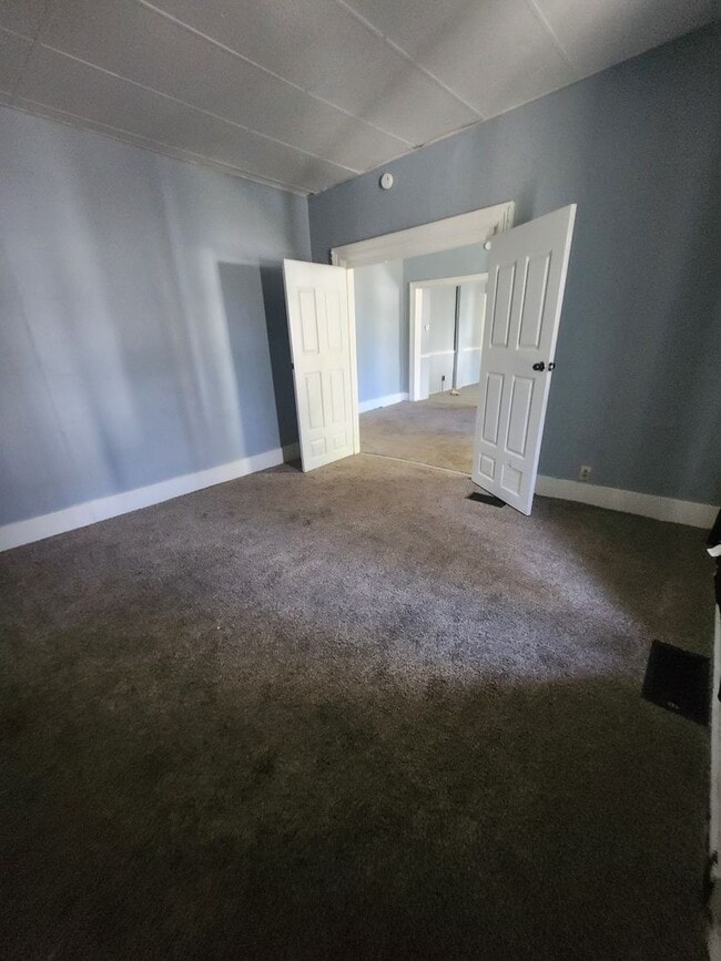 Building Photo - 3 bedroom townhouse on west side