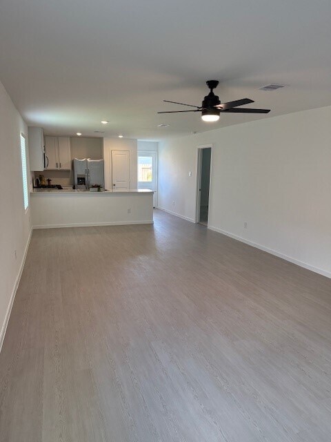 Sala de estar con ventilador de techo - 21722 Cottonwood Meadows Trl