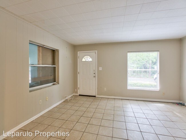 Building Photo - 4 br, 2 bath Room For Rent - 320 Mayo Street