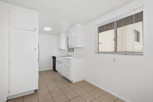 Building Photo - 11661 Goshen Ave