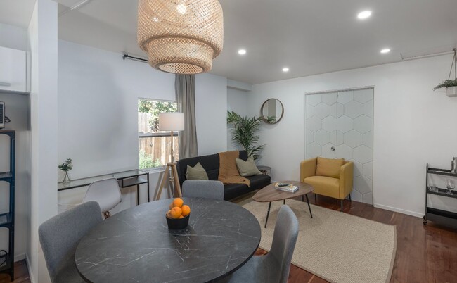 Foto del edificio - Fully Furnished + Stocked 2bed 1 bath Cent...
