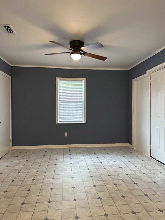 Building Photo - Spacious 3 bedroom, 1.5 bathroom in Georgetown South Subdivision