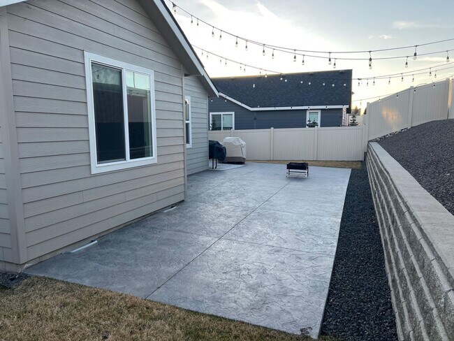 Building Photo - Spacious Open-Concept Single-Level Home