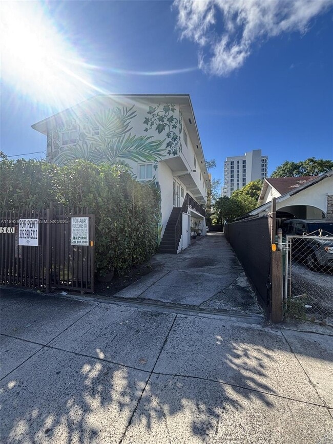 Foto del edificio - 560 NW 1st St
