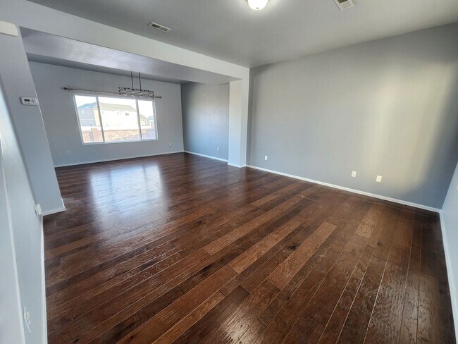 Foto del edificio - Captivating 6 Bed, 4 Bath Home Near Black ...