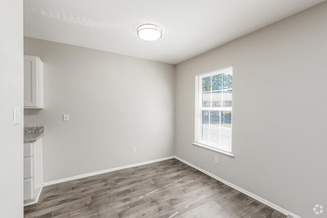 2BR, 1BA - 750SF - Dining Room - Colonial Pines Apartments