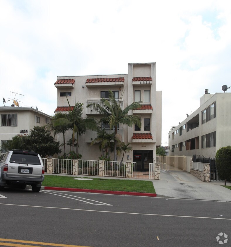 Foto del edificio - 1850 Winona Blvd