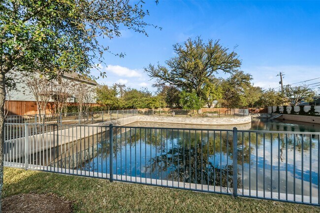 Foto del edificio - 708 Ivory Manor Dr