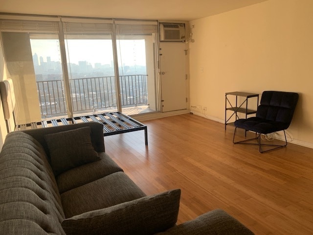 Building Photo - 1960 N Lincoln Park W