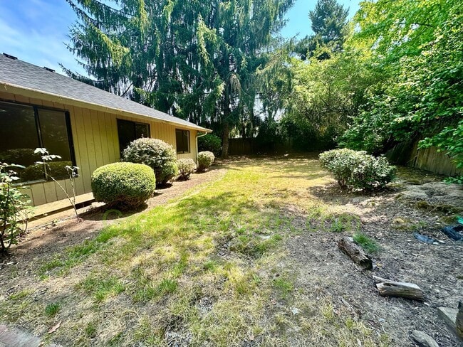 Building Photo - Gorgeous 4 Bedroom 2 Bath with Fully Fence...