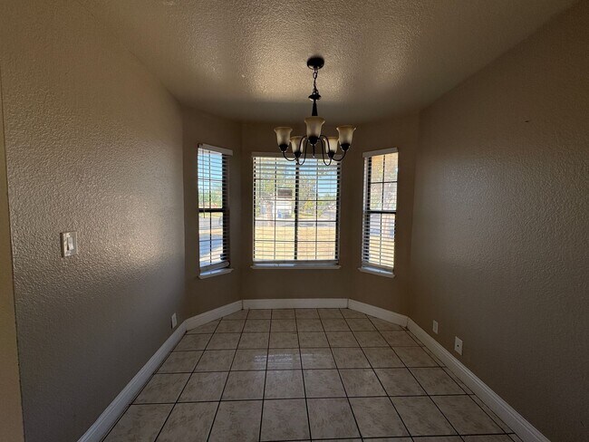 Foto del edificio - Three Bed, Two Bath Home on a Corner Lot