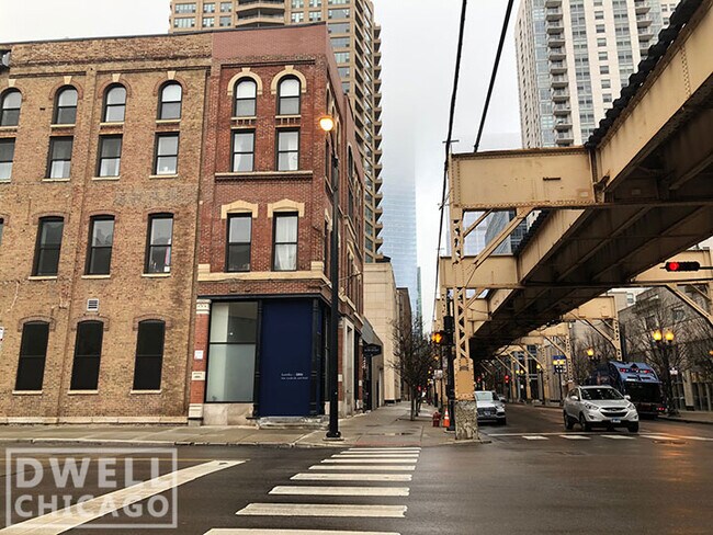 Building Photo - 627 W Lake St