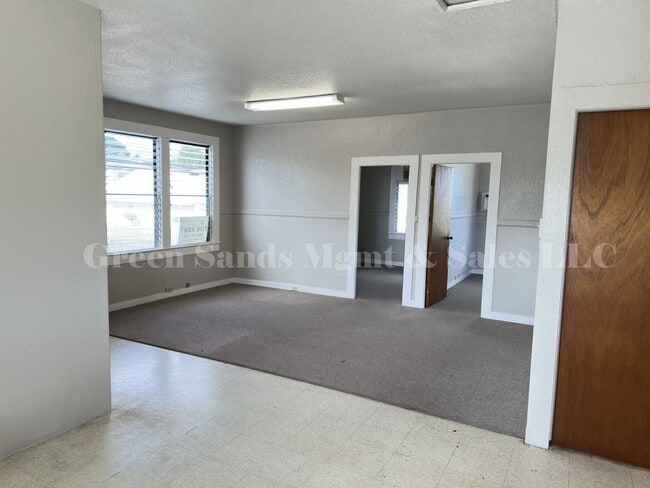 Building Photo - 597 Kinoole St