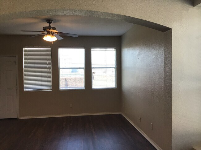 Foto del edificio - 2623 Basswood Dr