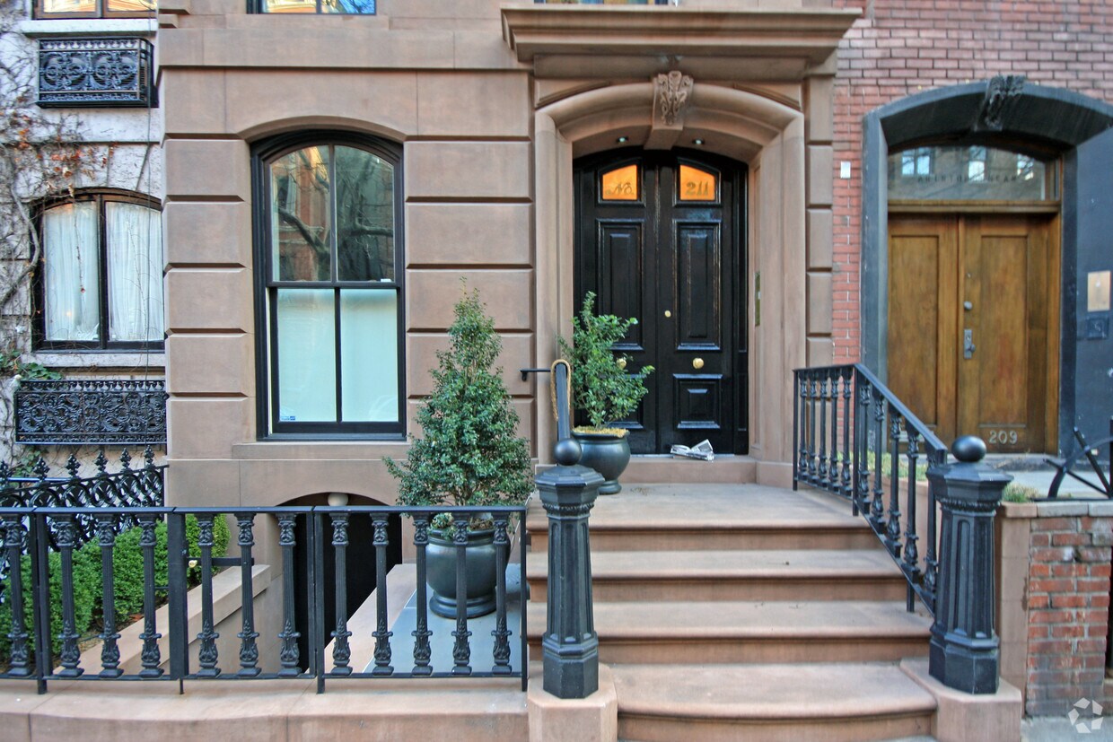 Building Photo - 211 W 22nd St