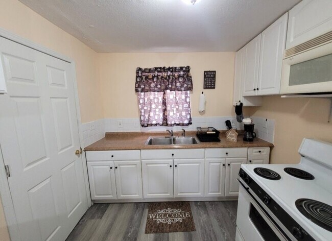 Building Photo - 457 Vineyard Ave