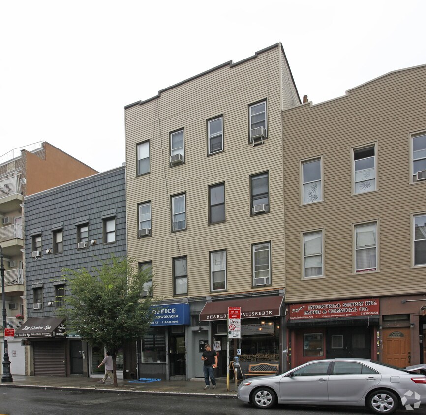Primary Photo - 596 Manhattan Ave