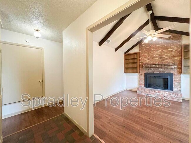 Building Photo - 807 Apache Dr