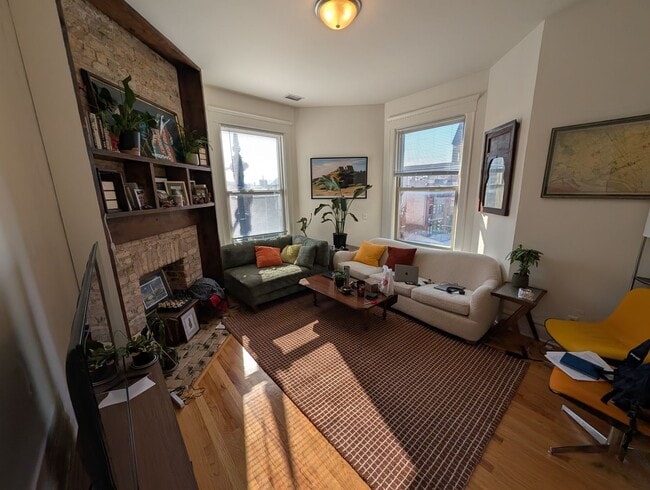 Foto del edificio - Spacious and renovated 3 BR in Wicker Park with great vintage touches!