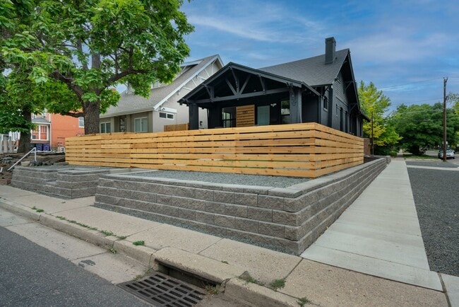 Building Photo - 5 bed 2 bath renovated home