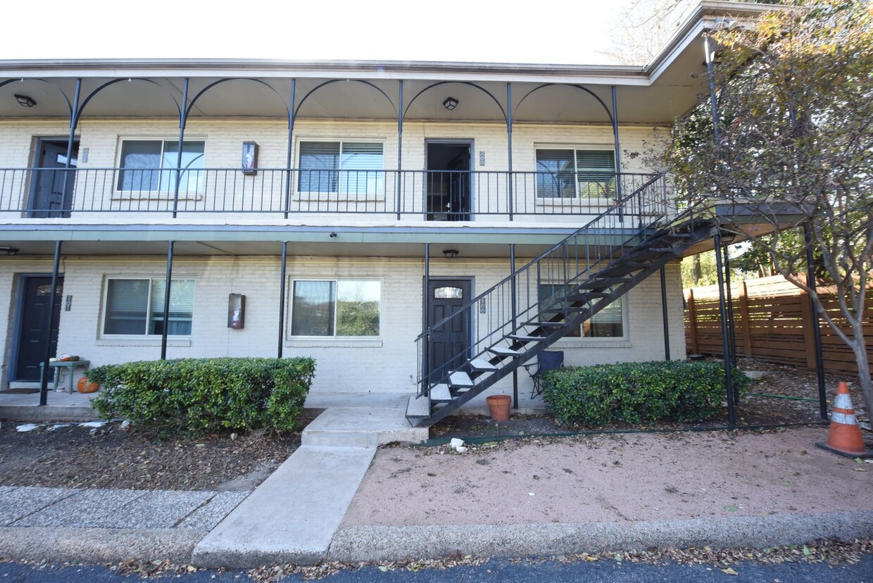 Foto principal - Second floor unit with partial downtown Au...