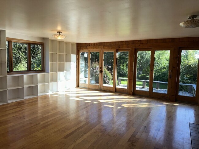 Foto del edificio - 2000+ sf home is in a great location, pet ...