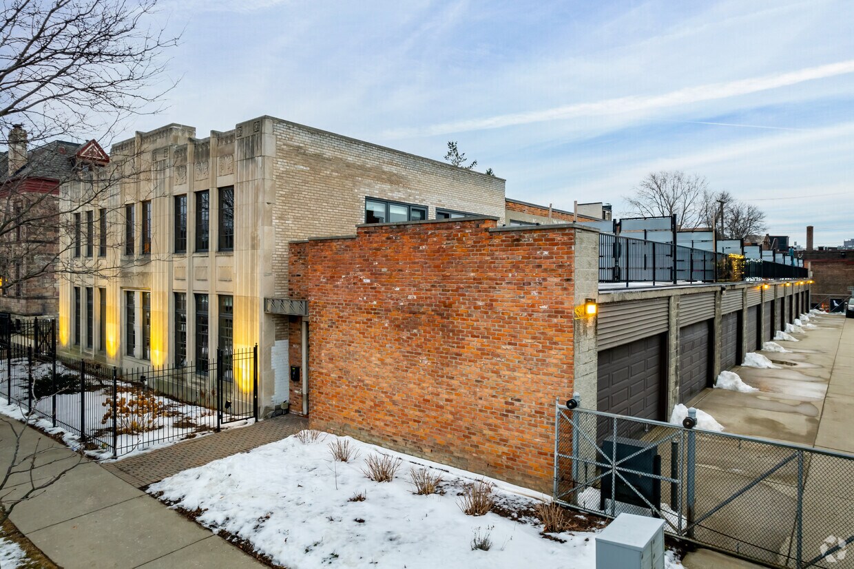 Primary Photo - 627 Alexandrine St