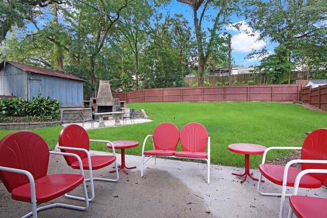 Foto del edificio - 1647 Lake Ella Dr