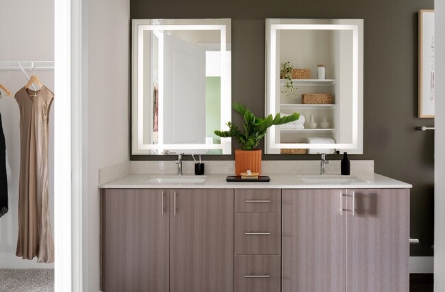 Building Photo - Adria