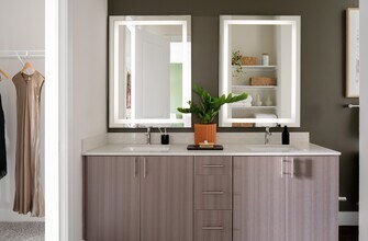 Building Photo - Adria