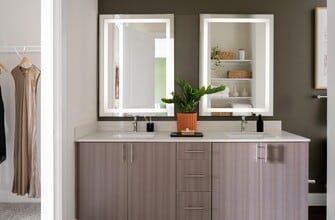 Building Photo - Adria