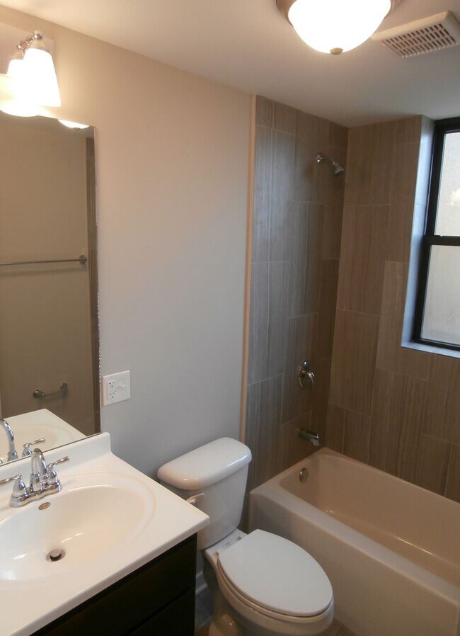 Foto del edificio - 2450 W Albion Ave
