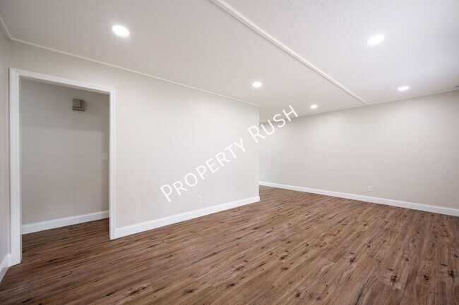 Building Photo - 7736 Holiday Hills Cir