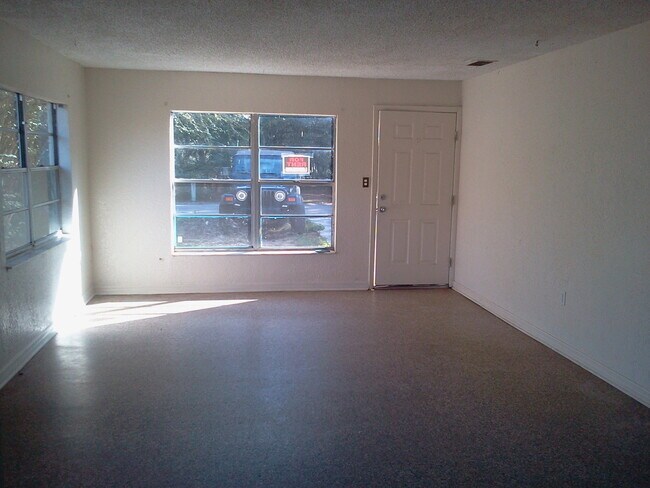 Building Photo - GORGEOUS 3BR/1BA Home! Convenient Location...