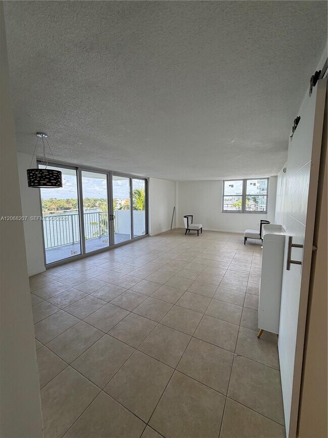 Foto del edificio - 5838 Collins Ave