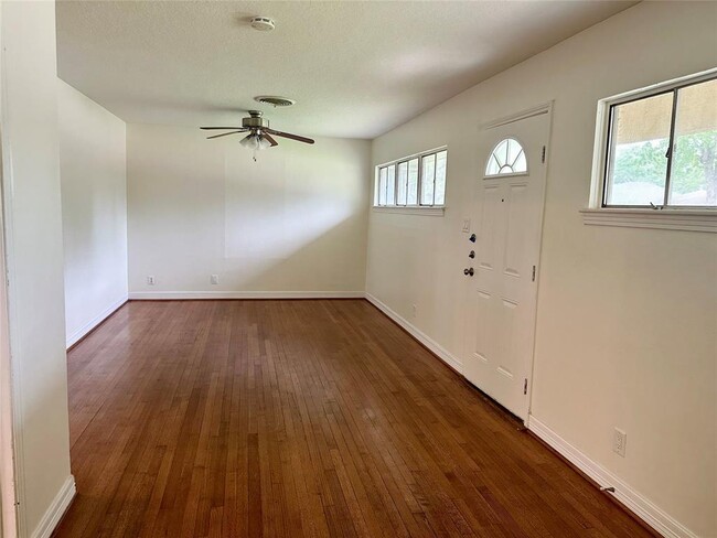 Building Photo - 107 Poinsettia St