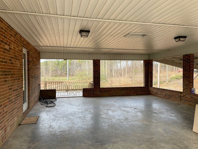 Building Photo - 3 BED, 2 BATH, WITH FULL BASEMENT WITH BAT...